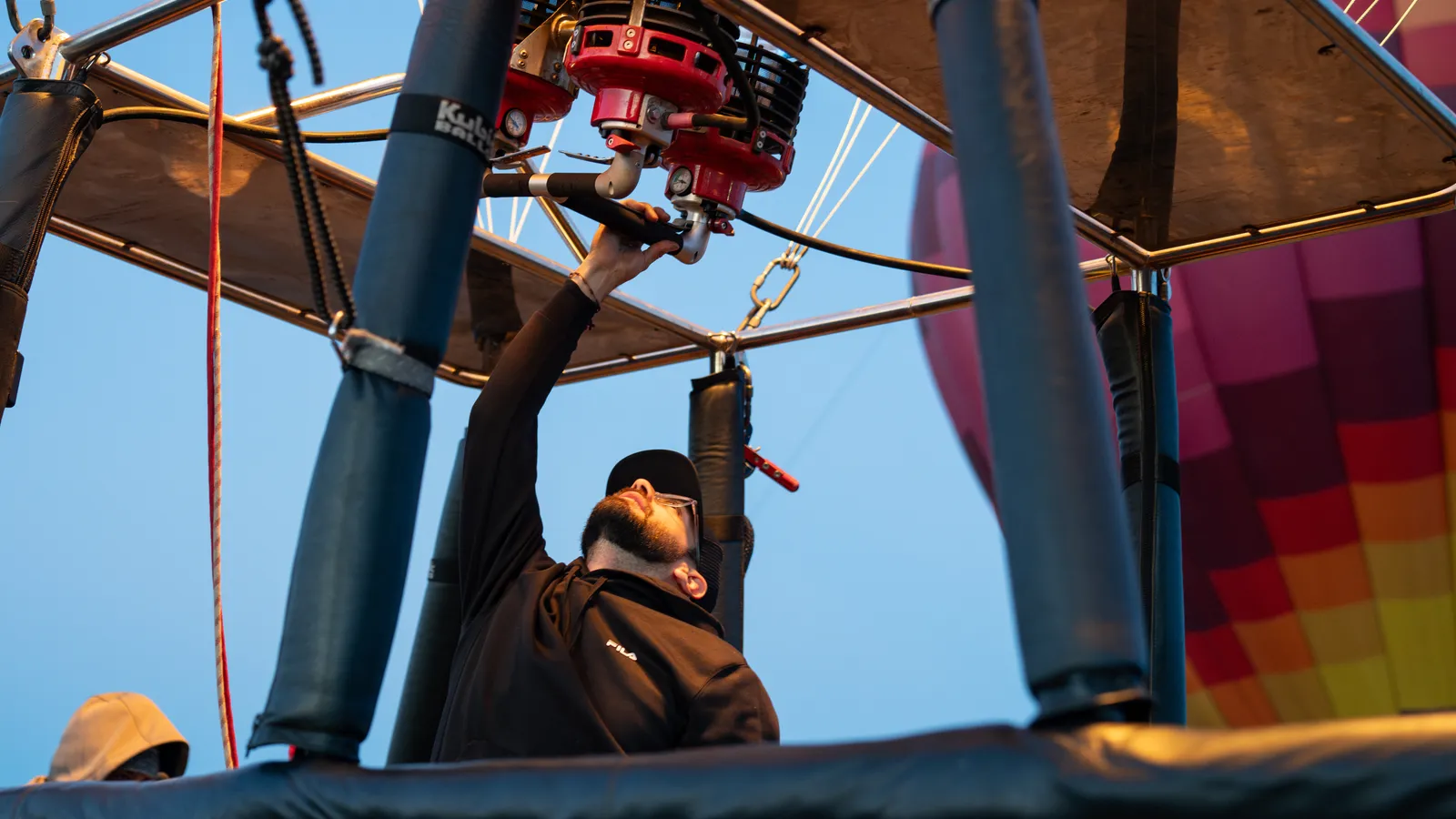 How Does a Hot Air Balloon Steer? The Simple Wind-Layer Explanation (Without the Physics Headache)