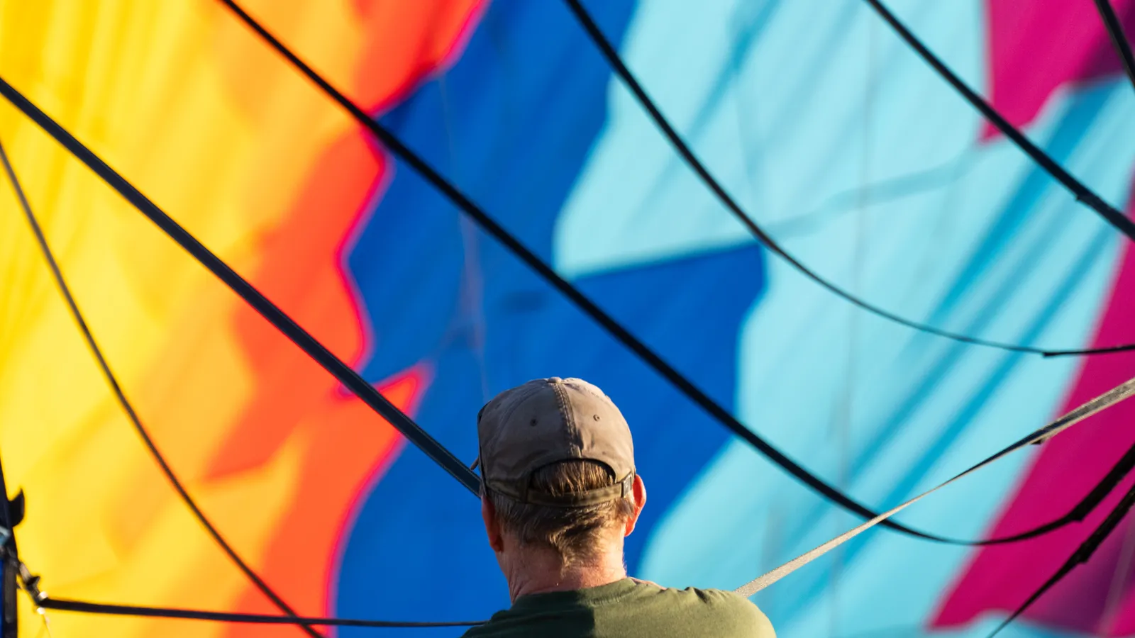 What’s the best gift for someone who loves wine country—should I get a hot air balloon gift certificate or pick a date?
